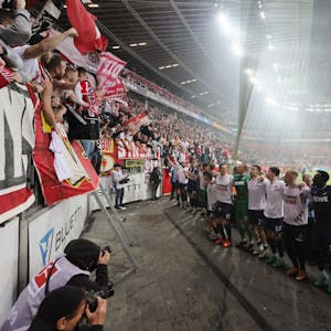 Bayer Leverkusen vs. 1.FC Köln, 31. Spieltag, 20.30 Uhr, die Mannschaft feiert den Sieg vor der Fankurve (1. FC Köln), 05.05.2023, Herbert Bucco







