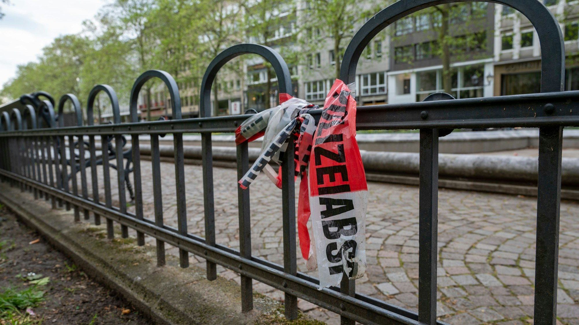 Im Kaiser-Wilhelm-Park hat es am Sonntagmorgen (7. Mai 2023) eine Messerstecherei gegeben. Das Foto zeigt Reste der Polizeiabsperrung.