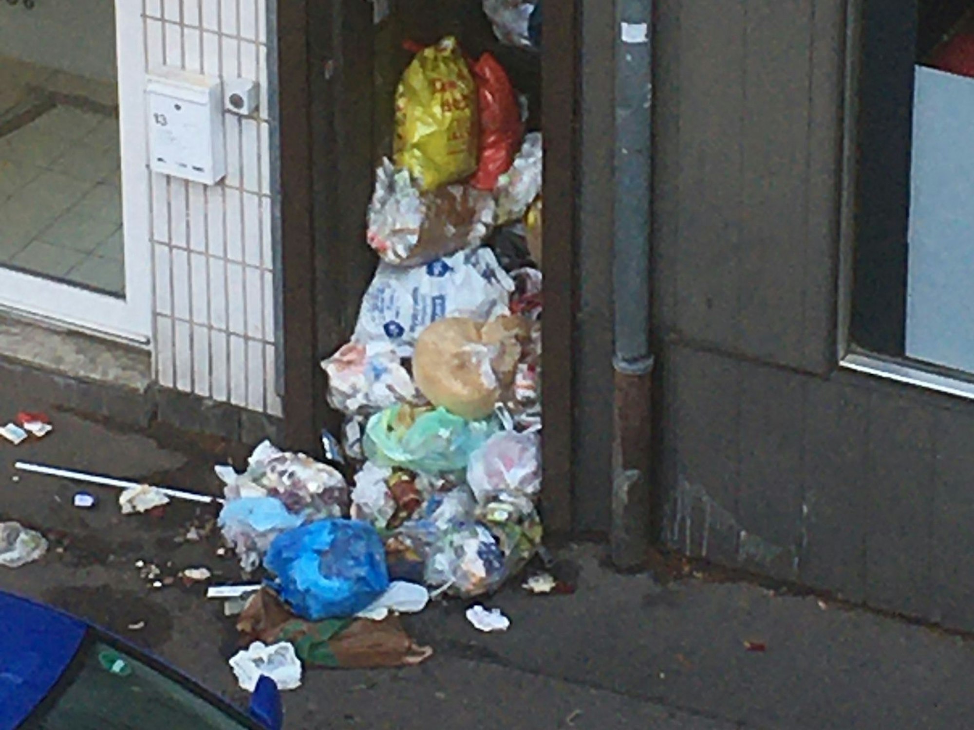 Müllecke in Köln-Mülheim – auch am Samstagabend (6. Mai 2023) war der Müll noch nicht weggeräumt.