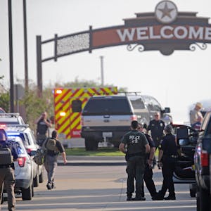 Polizisten und Polizeifahrzeuge stehen an dem Eingang zu der Shopping Mall in Allen, Texas (USA), wo ein Amokläufer acht Menschen getötete hat, bevor er selbst erschossen wurde.