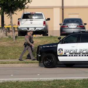 Polizisten ermitteln in der Nähe des Allen Premium Outlets in Allen, einem Vorort von Dallas.&nbsp;