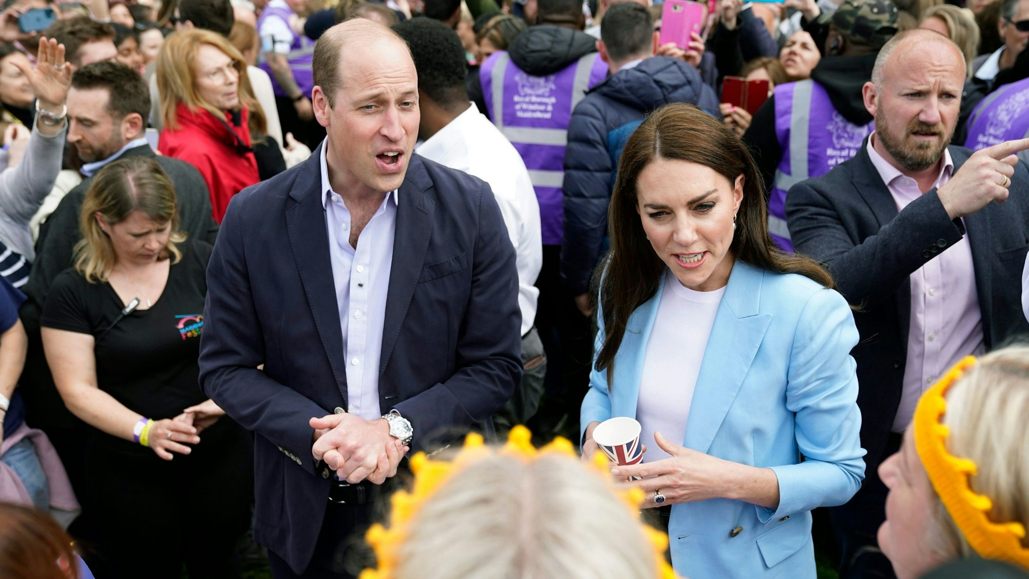 Prinz William und Prinzessin Kate unterhalten sich mit Menschen.