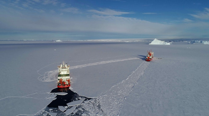 Chinas Eisbrecher Xuelong und Xuelong 2 sind in einem Gebiet in der Nähe der chinesischen Zhongshan-Station in der Antarktis im Einsatz.&nbsp;