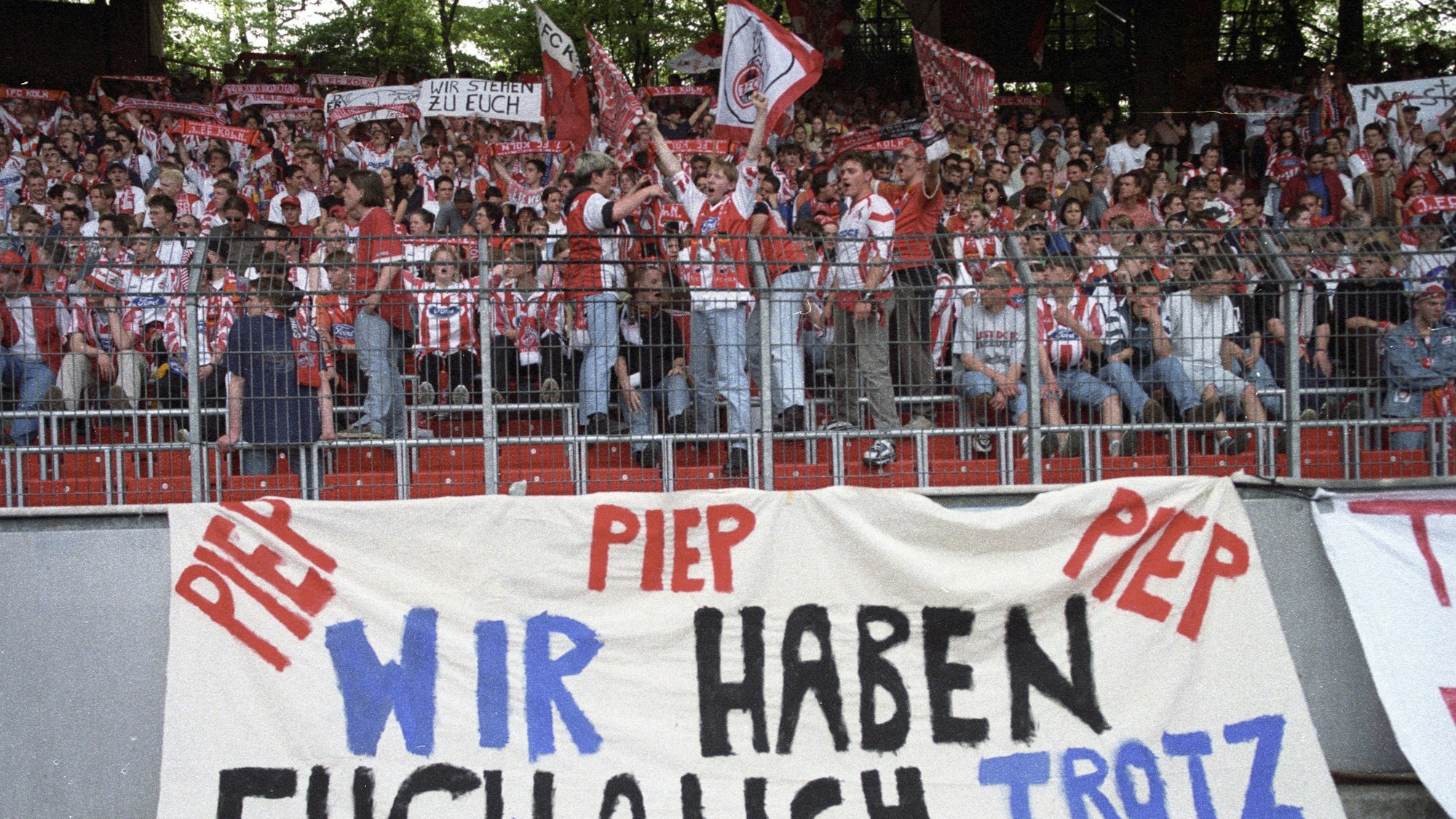 Kölner Fans mit Plakat: Wir haben Euch auch trotz 2. Liga lieb.