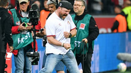 Steffen Baumgart jubelt nach dem Derby-Sieg in Leverkusen.
