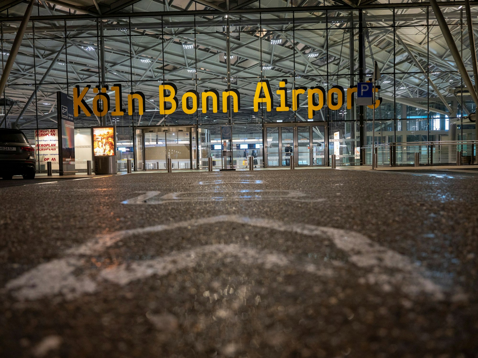 Der Flughafen Köln-Bonn nachts im Februar 2023