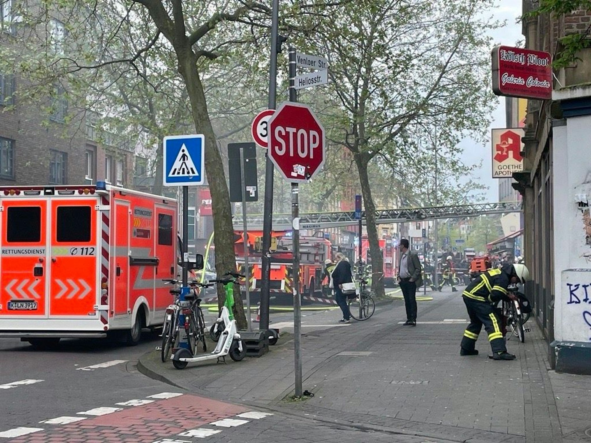 Einsatzkräfte auf der Venloer Straße.