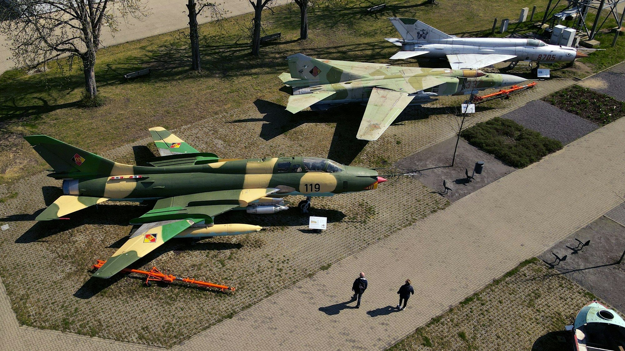Im Luftfahrtechnischen Museum stehen die russischen Jagdflugzeuge Suchoi SU-22 (l-r), MiG 23 und MiG 21 (Aufnahme mit Drohne).