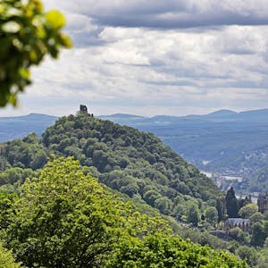 Schloss Drachenburg (r) und Burg Drachenfels sind oberhalb des Rheintals bei Königswinter vom Petersberg aus zu sehen.