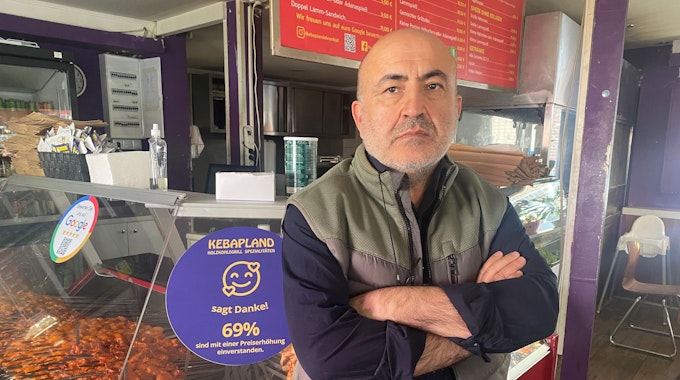 Kebapland-Inhaber Murat Demir im Lokal, nachdem es dort gebrannt hatte