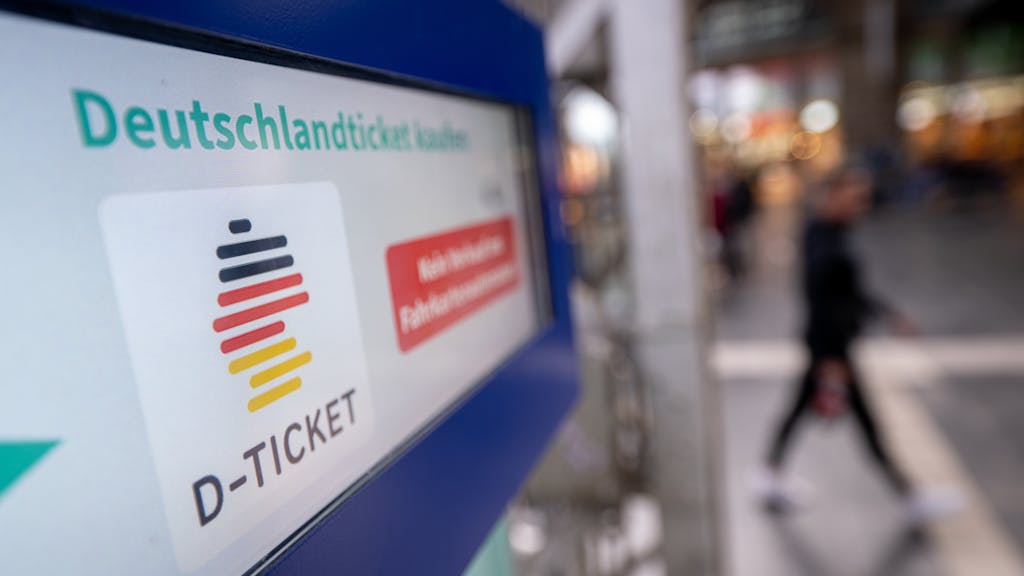 Ein Hinweis für das Deutschlandticket steht am Hauptbahnhof auf einem Fahrkartenautomat. 