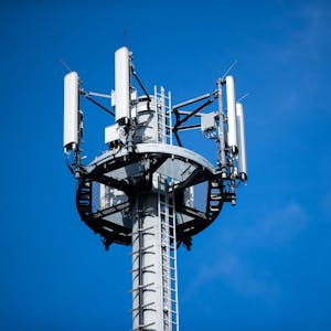 Ein Mast mit verschiedenen Antennen von Mobilfunkanbietern steht vor blauem Himmel.



Solche Antennen senden Funksignale an unsere Handys.