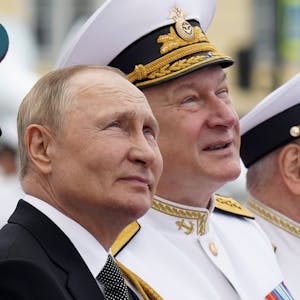 Auch am Dienstag dürfte es den ein oder anderen sorgenvollen Blick nach oben beim russischen Präsidenten Wladimir Putin geben. Trotz zweier Drohnen, die den Kreml in der Vorwoche erreichten, soll die jährliche Parade in Russland stattfinden. (Archivbild)