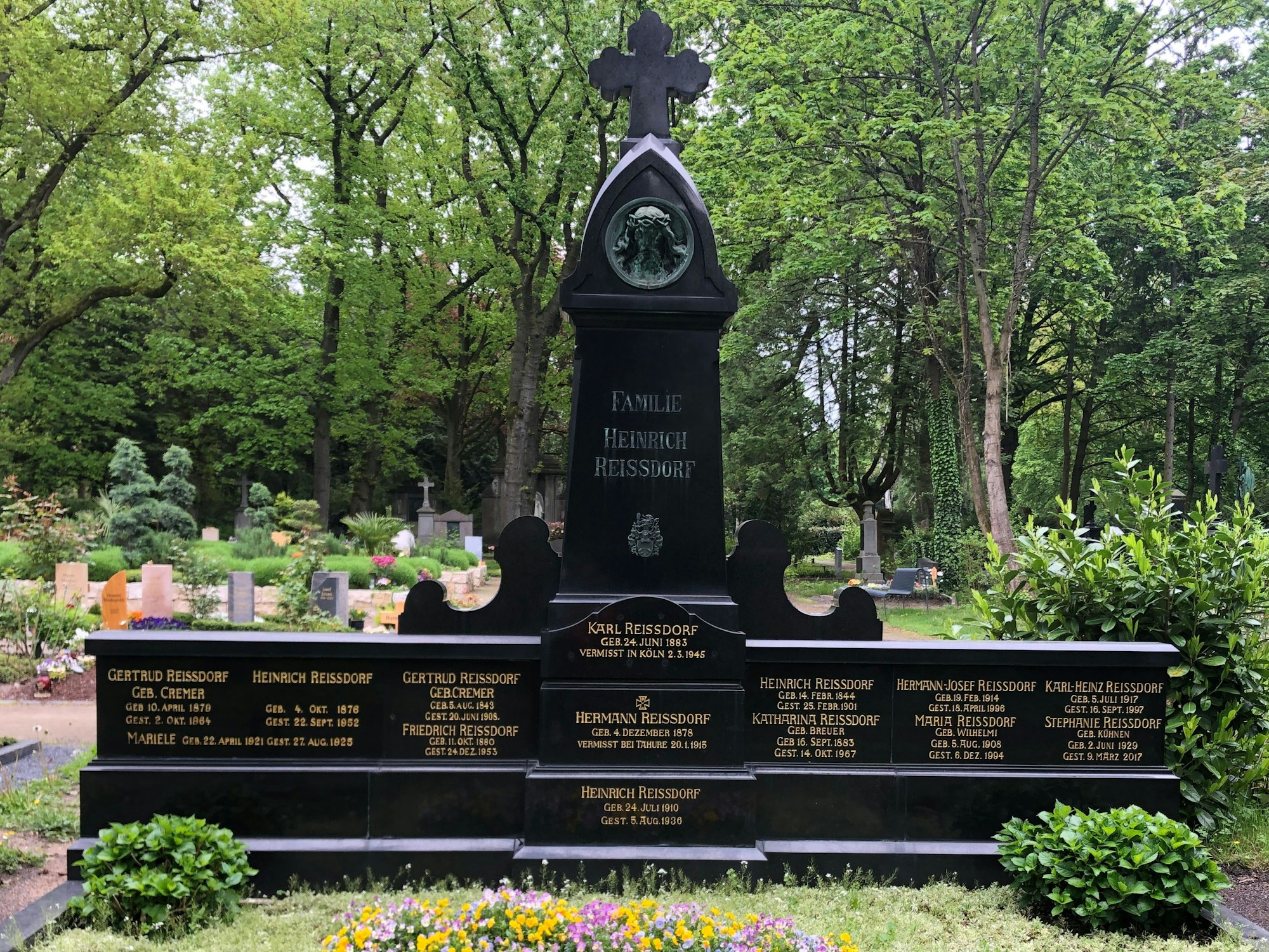 Auf dem Melaten-Friedhof in Köln-Lindenthal befindet sich das Familiengrab Reissdorf.