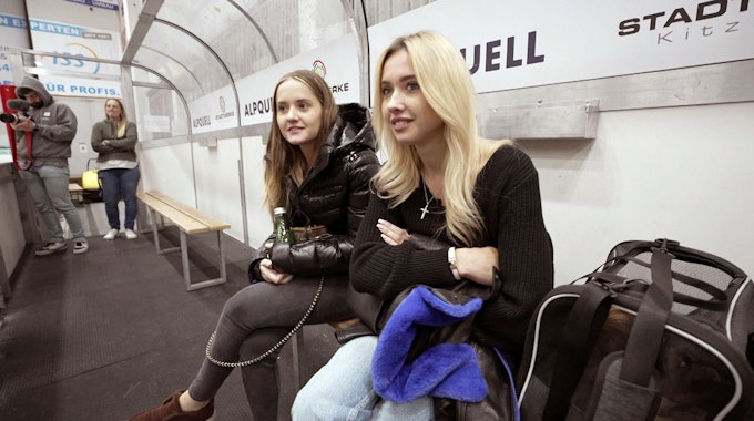 Davina und Shania sind zu Besuch bei einem Eishockey-Training. Bei den vielen athletischen Spielern fällt es den beiden schwer, sich auf das Training zu konzentrieren. Als sie ein Foto mit dem Eishockeyteam machen sollen, sind sie überwältigt und aufgeregt. 