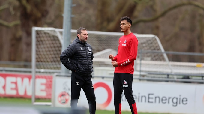 André Pawlak spricht beim Training des 1. FC Köln mit Davie Selke.