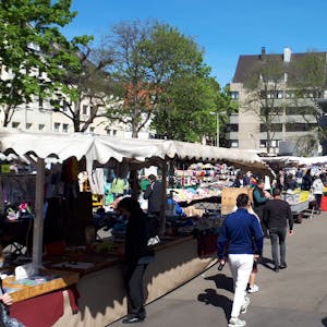 Besucher und verschiedene Stände auf dem Nippeser Wochenmarkt in Köln&nbsp;