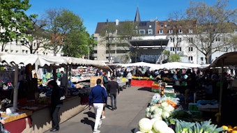 Besucher und verschiedene Stände auf dem Nippeser Wochenmarkt in Köln