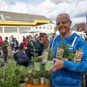 Gut besucht war die Pflanzenbörse in Kall. Regionale Wildpflanzen hatte der Nabu im Angebot, wie Peter Berthold demonstriert.