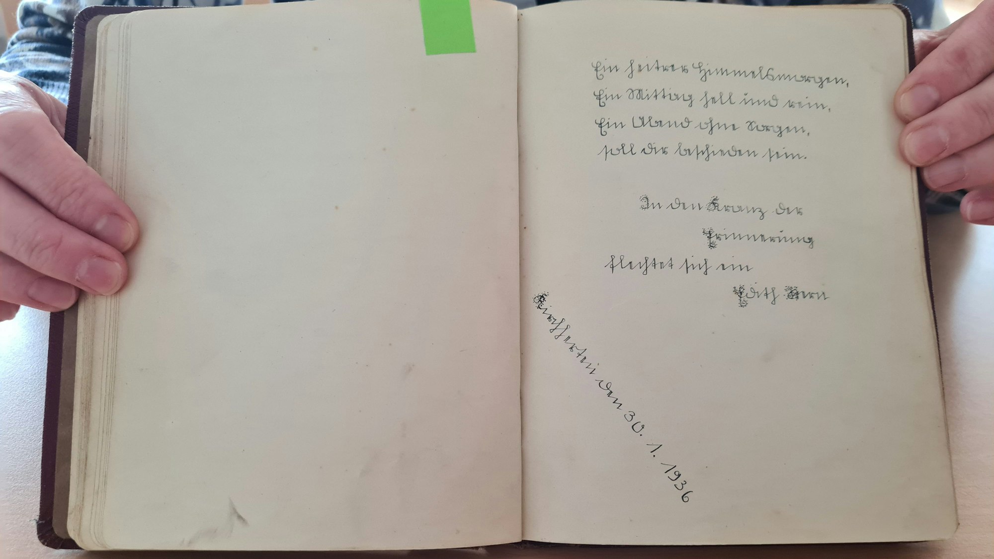 Das Foto zeigt ein Poesiealbum mit einem Eintrag von Edith Stern. Es wird in der Schule aufbewahrt.