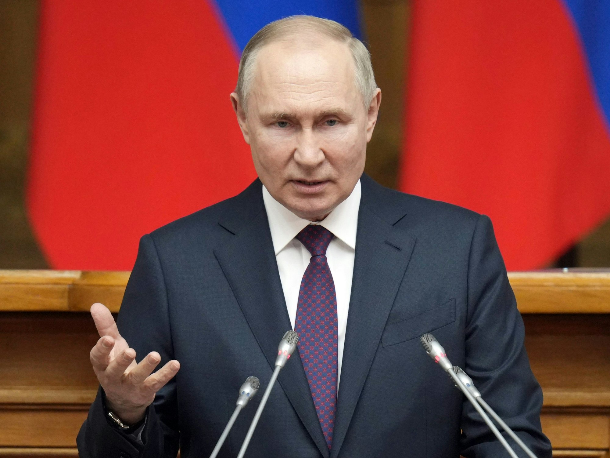 Dieses von der staatlichen russischen Nachrichtenagentur Sputnik über AP zur Verfügung gestellte Foto zeigt Wladimir Putin Ende April 2023, der eine Rede während der Sitzung des Gesetzgebungsrates der Russischen Föderalversammlung hält.