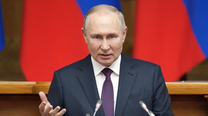 Dieses von der staatlichen russischen Nachrichtenagentur Sputnik über AP zur Verfügung gestellte Foto zeigt Wladimir Putin Ende April 2023, der eine Rede während der Sitzung des Gesetzgebungsrates der Russischen Föderalversammlung hält.