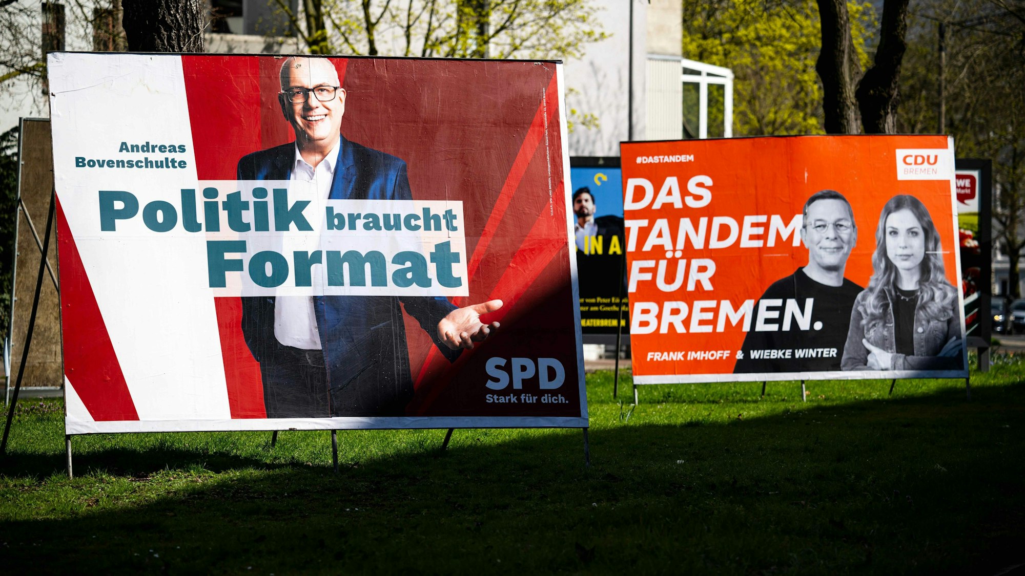 Wahlplakate der SPD und der CDU stehen in Bremen am Straßenrand. „Politik braucht Format“ wirbt die SPD, „Das Tandem für Bremen“ wirbt die CDU.