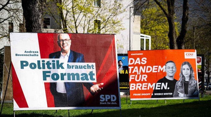 Wahlplakate der SPD und der CDU stehen in Bremen am Straßenrand. „Politik braucht Format“ wirbt die SPD, „Das Tandem für Bremen“ wirbt die CDU.&nbsp;