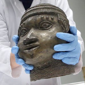 Eine Museumsmitarbeiterin verpackt eine der Benin-Bronzen, die für die Rückgabe nach Nigeria im Ethnologischen Museum Dahlem zusammen gestellt wurden.&nbsp;