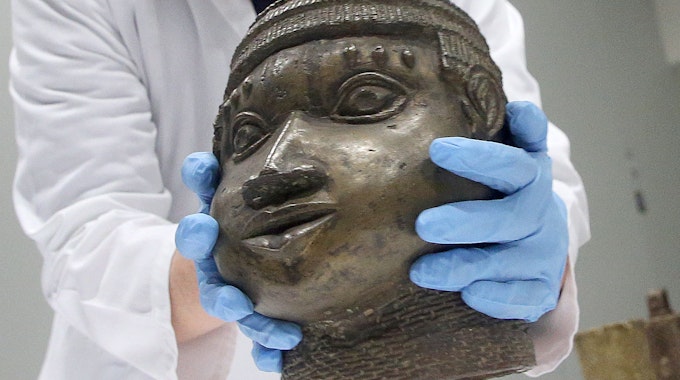 Eine Museumsmitarbeiterin verpackt eine der Benin-Bronzen, die für die Rückgabe nach Nigeria im Ethnologischen Museum Dahlem zusammen gestellt wurden.&nbsp;