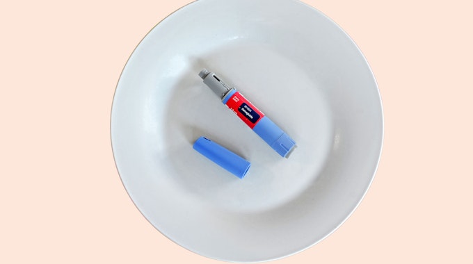 Ein Semaglutid-Pen liegt auf einem ansonsten leeren Teller.