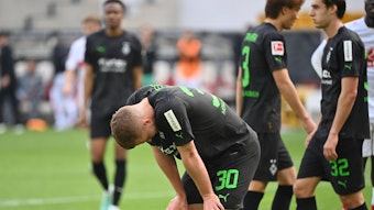 Enttäuschte Gladbach-Profis nach einem Auswärtsspiel, dieses Symbolfoto zeigt einige Borussia-Spieler nach der Bundesliga-Niederlage (29. April 2023) beim VfB Stuttgart. Zu sehen sind unter anderem Nico Elvedi, Florian Neuhaus und Ko Itakura.