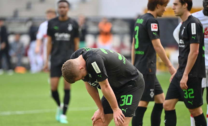 Enttäuschte Gladbach-Profis nach einem Auswärtsspiel, dieses Symbolfoto zeigt einige Borussia-Spieler nach der Bundesliga-Niederlage (29. April 2023) beim VfB Stuttgart. Zu sehen sind unter anderem Nico Elvedi, Florian Neuhaus und Ko Itakura.