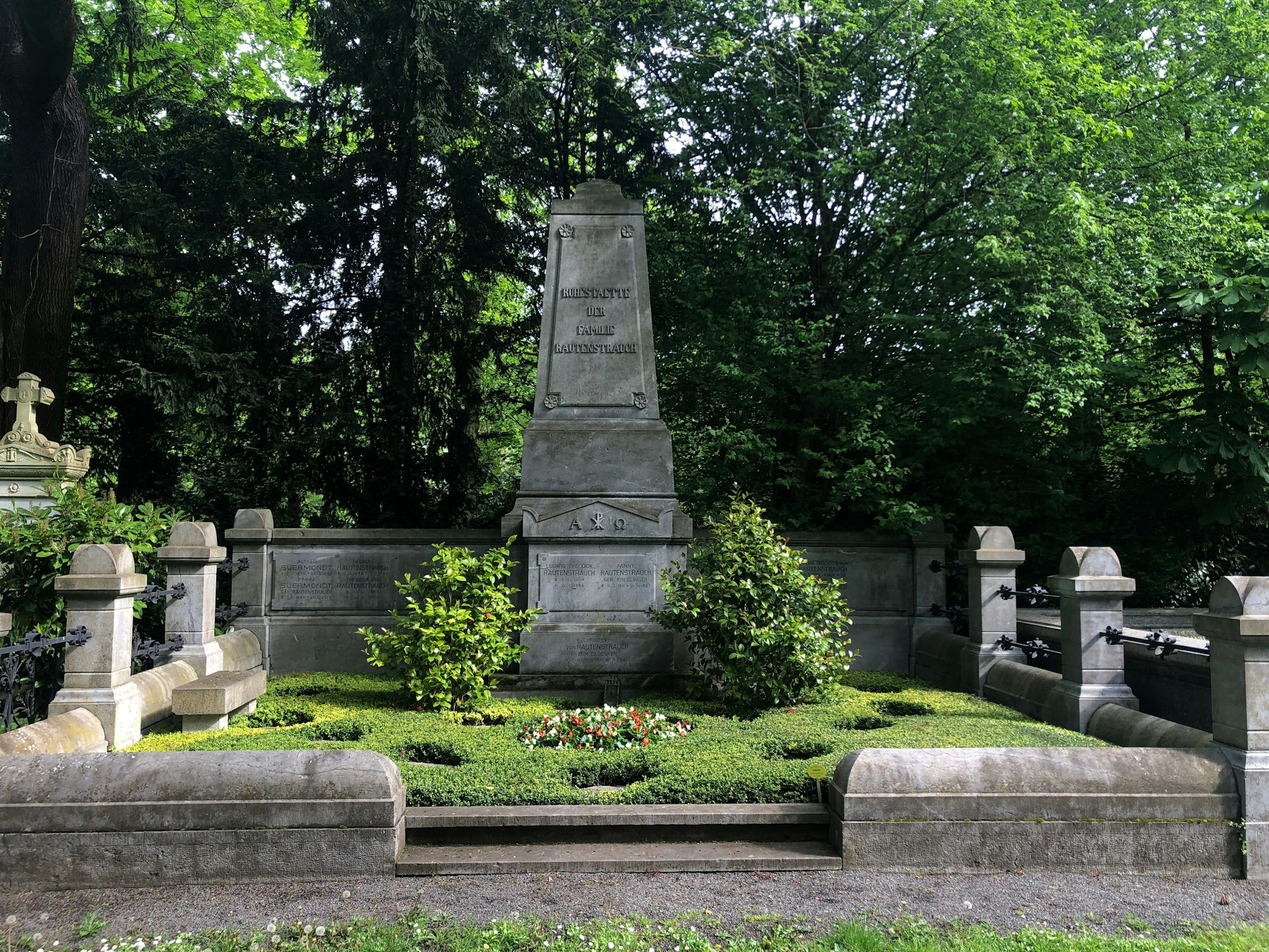 Anna Maria Adele Rautenstrauch ist im Dezember 1903 inMecklenburg verstorben, anschließend wurde sie nach Köln überführt und auf dem Friedhof Melaten auf der sogenannten Millionenalleebegraben.