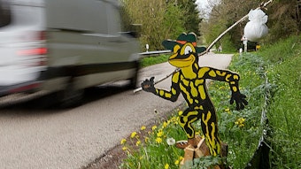 Eine „Lurchi“-Figur steht an der Straße nach Wahld, um die Autofahrer zu sensibilisieren.