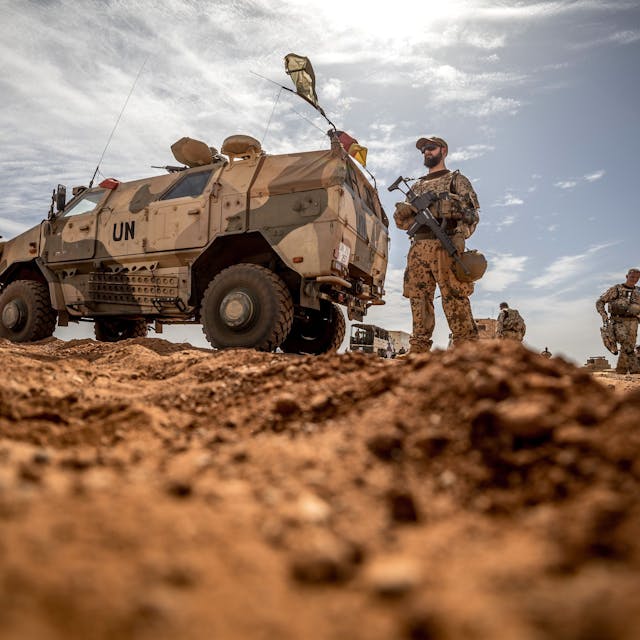 13.11.2018, Mali, Gao: Ein Soldat der Bundeswehr steht am Flughafen nahe dem Stützpunkt in Gao im Norden Malis.