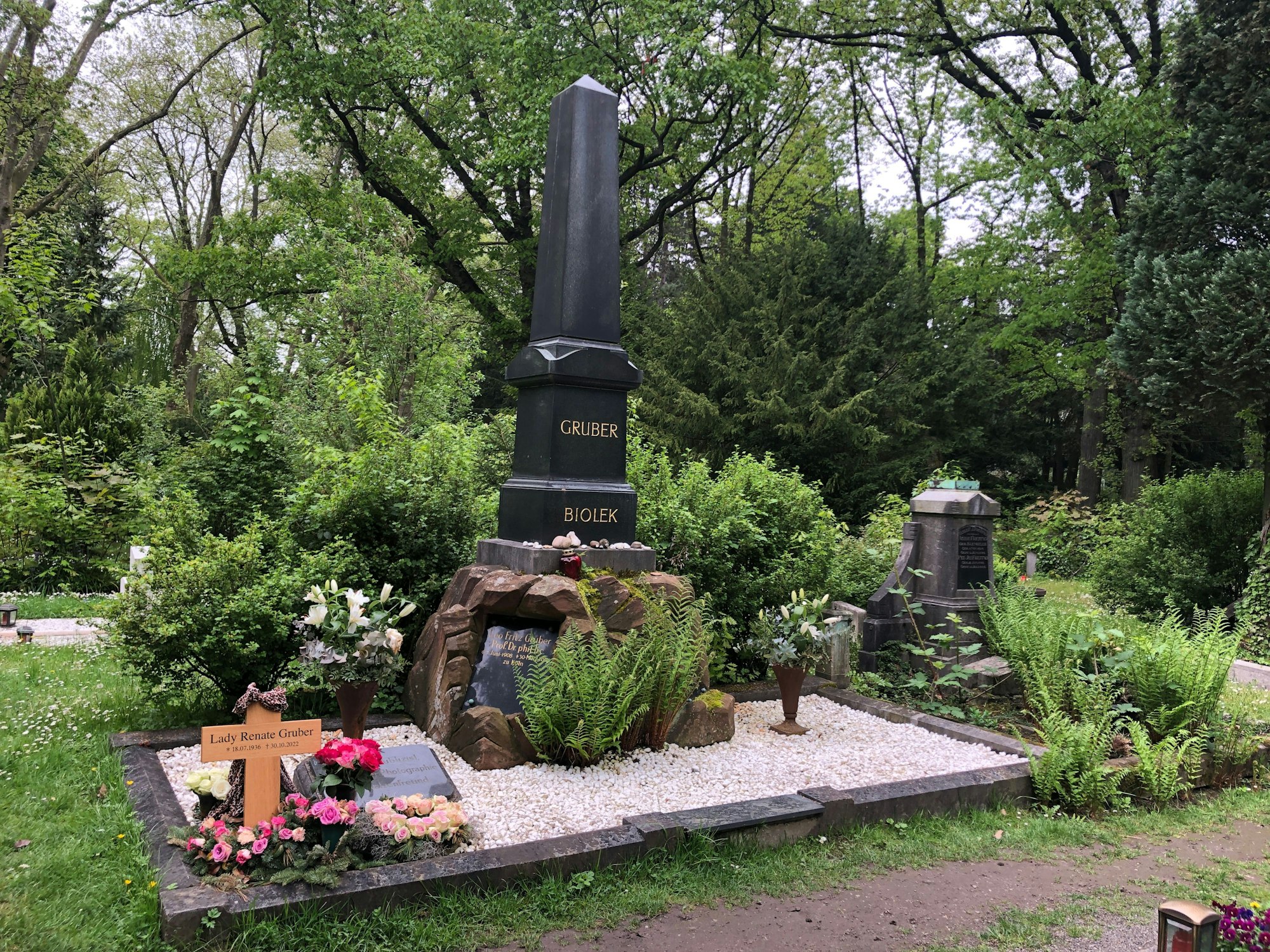 Der Grabstein von Alfred Biolek (10. Juli 1934 - 23. Juli 2021) auf dem Kölner Melaten-Friedhof.