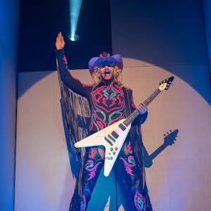Bill Kaulitz mit Cowboyhut und Metalgitarre auf der Bühne im Kölner E-Werk.