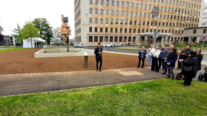Der finnische Künstler Jussi Ängeslevä spricht bei der Eröffnung des von ihm gestalteten Kunstwerkes und Erinnerungsortes für die Zwangsarbeitenden der Bayer AG.  
