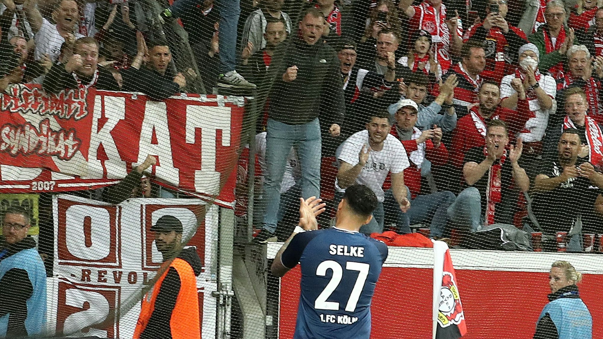 Dacie Selke lässt sich von den FC-Anhängern in Leverkusen feiern.