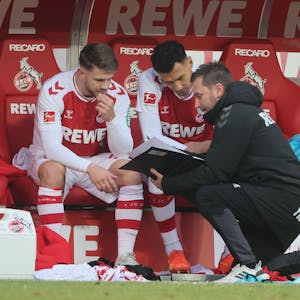 Kölns Co-Trainer André Pawlak bereitet die FC-Stürmer Jan Thielmann (l.) und Davie Selke auf ihre Einwechslung vor.