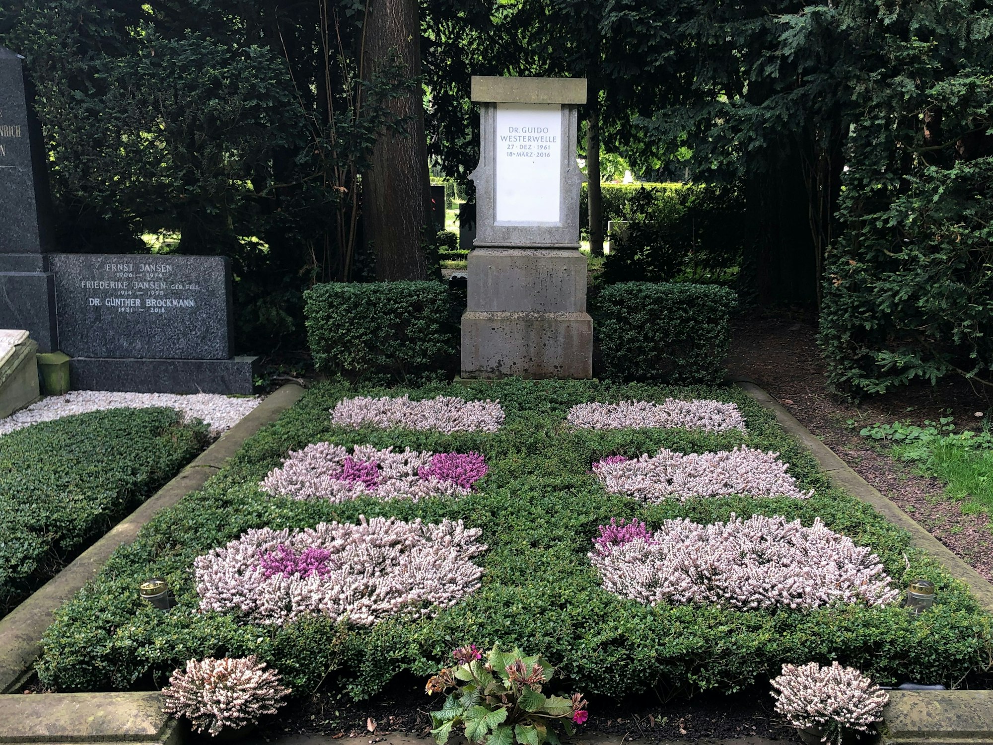Der deutsche Politiker Guido Westerwelle verstarb im März 2016 an den Folgen seiner Krebserkrankung. Im April 20216wurde er auf dem Melaten-Friedhof beigesetzt.