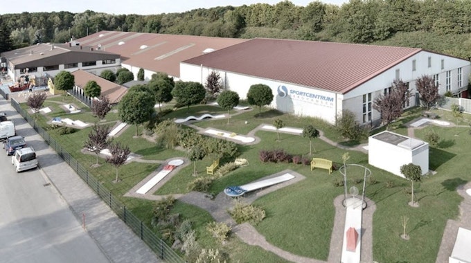 Das Sportcentrum Berghausen in Langenfeld ist aus der Vogelperspektive zu sehen. Eine Minigolfanlage sowie parkende Autos befinden sich vor den Hallen des Sportcentrum.