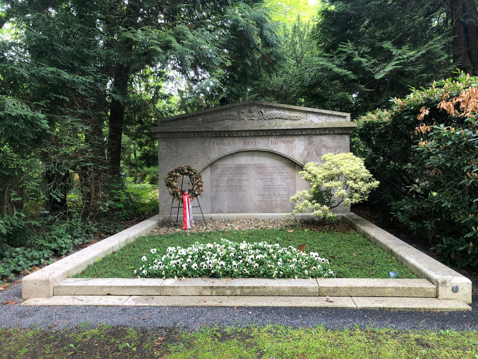 Auf dem Melaten-Friedhof in Köln-Lindenthal befindet sich das Familiengrab der Familie Neven DuMont.