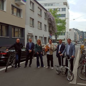 Die Verantwortlichen der neuen Kampagne über die Regeln auf Fahrradstraßen in Köln am Mauritiuswall.