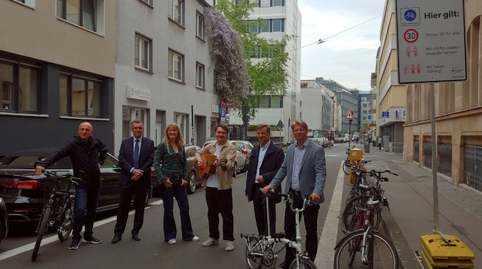 Die Verantwortlichen der neuen Kampagne über die Regeln auf Fahrradstraßen in Köln am Mauritiuswall.