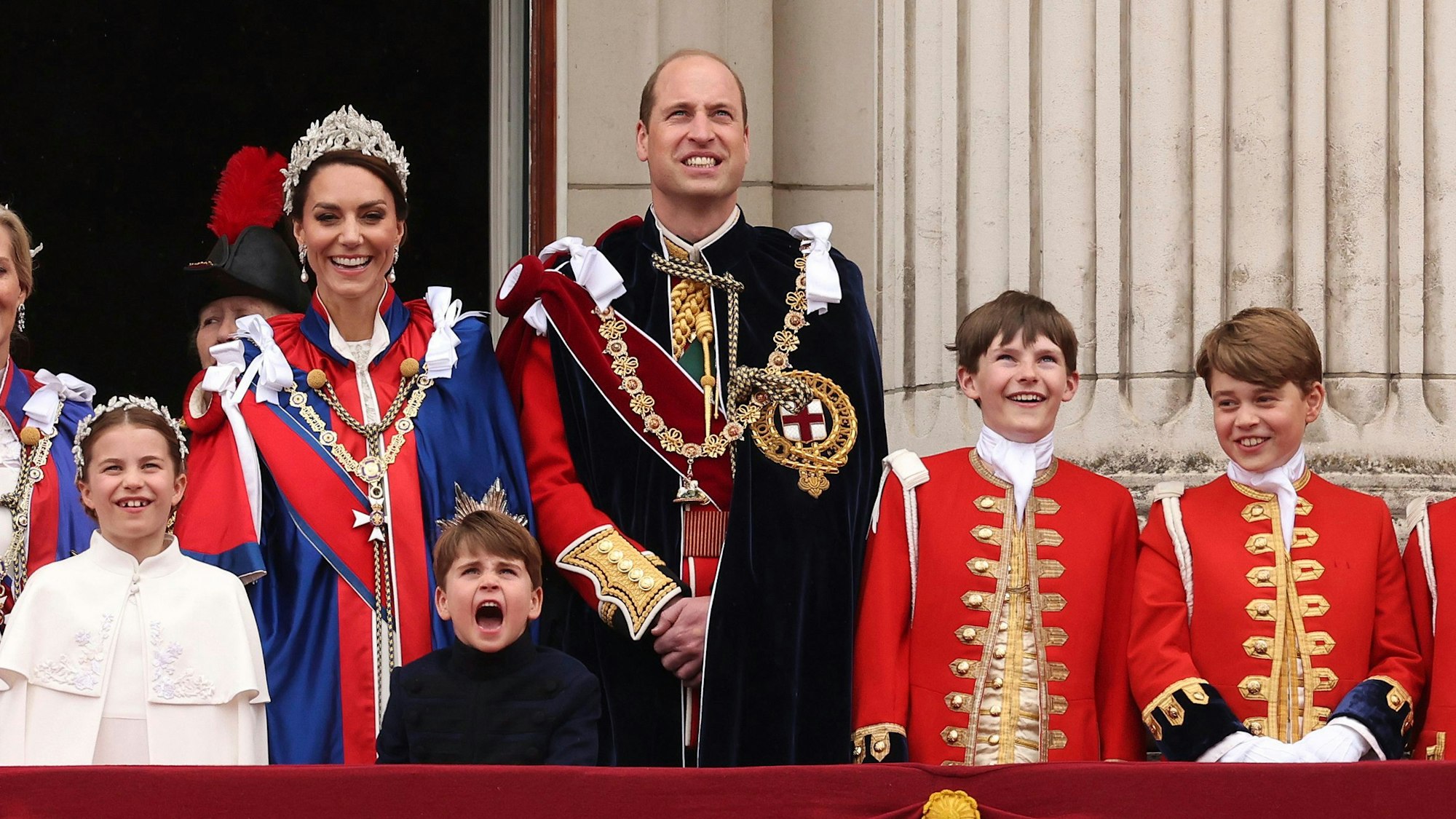 Der britische Prinz Louis reagiert zusammen mit seiner Schwester Prinzessin Charlotte, seiner Mutter Kate, Prinzessin von Wales, seinem Vater Prinz William und seinem Bruder Prinz George während des Vorbeiflugs der Royal Air Force auf dem Balkon des Buckingham Palastes nach der Krönungszeremonie von König Charles III. und Königin Camilla.