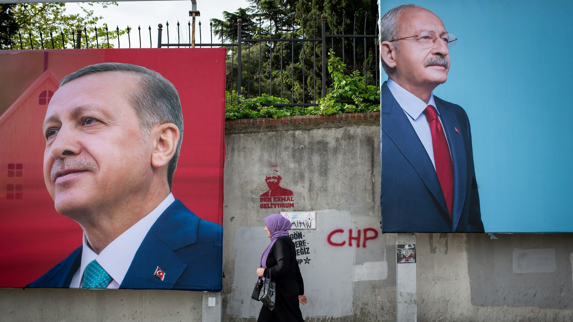 03.05.2023, Türkei, Istanbul: Zwei Wahlplakate zeigen den oppositionellen Republikanischen Volkspartei, CHP-Chef Kemal Kilicdaroglu (r) und den türkischen Präsidenten Recep Tayyip Erdogan.