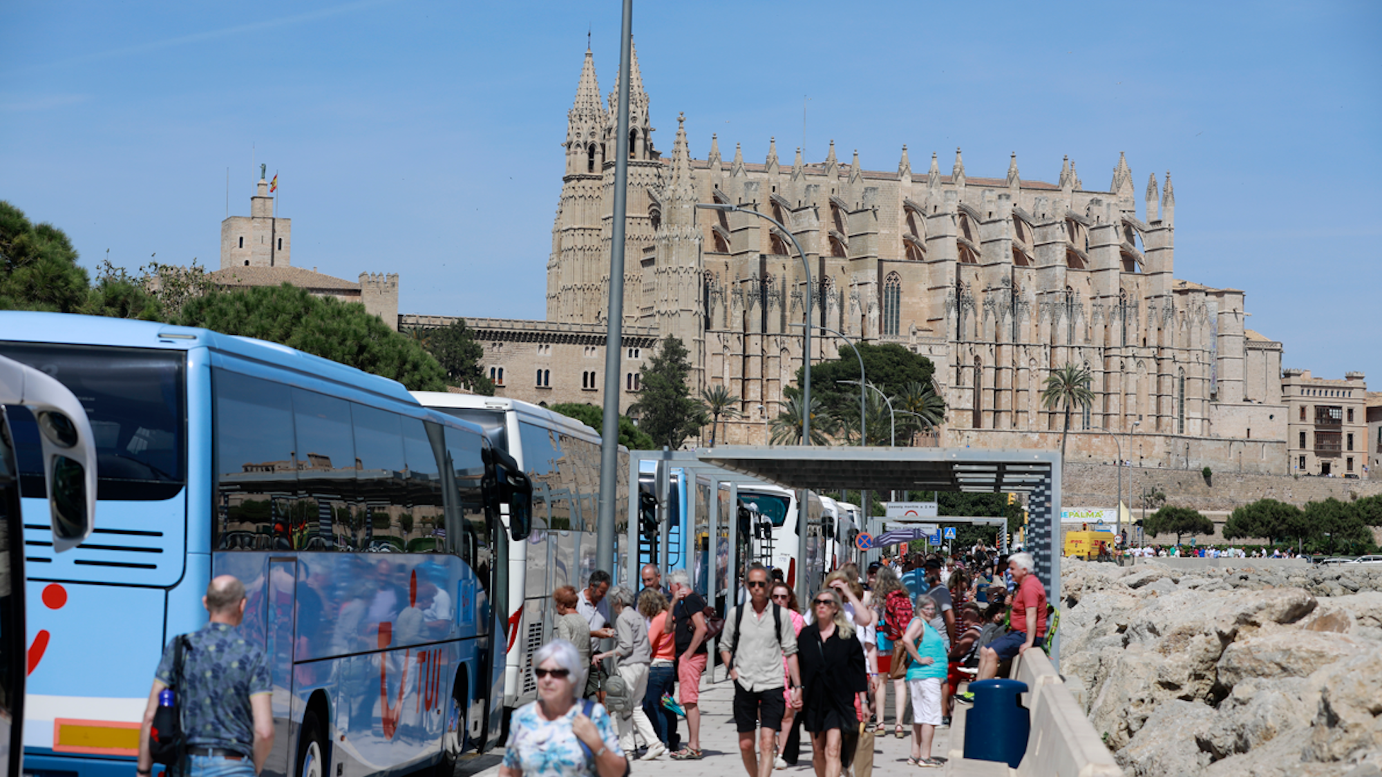 Touristen eines Kreuzfahrtschiffes warten in Palma auf einen Bus, der sie zurück an den Hafen bringen soll.