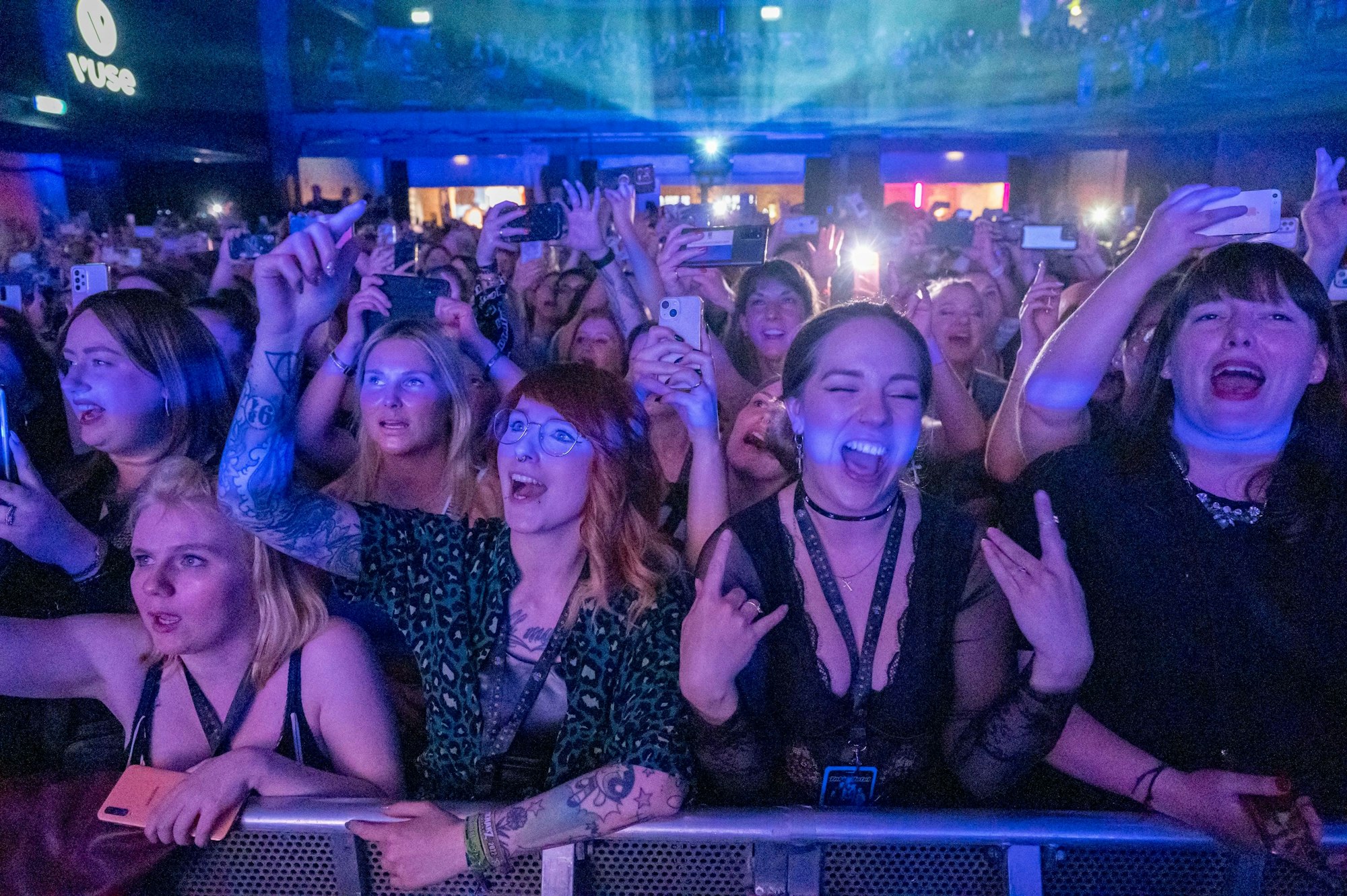 Jubelnde Fans beim Tokio Hotel im Kölner E-Werk.